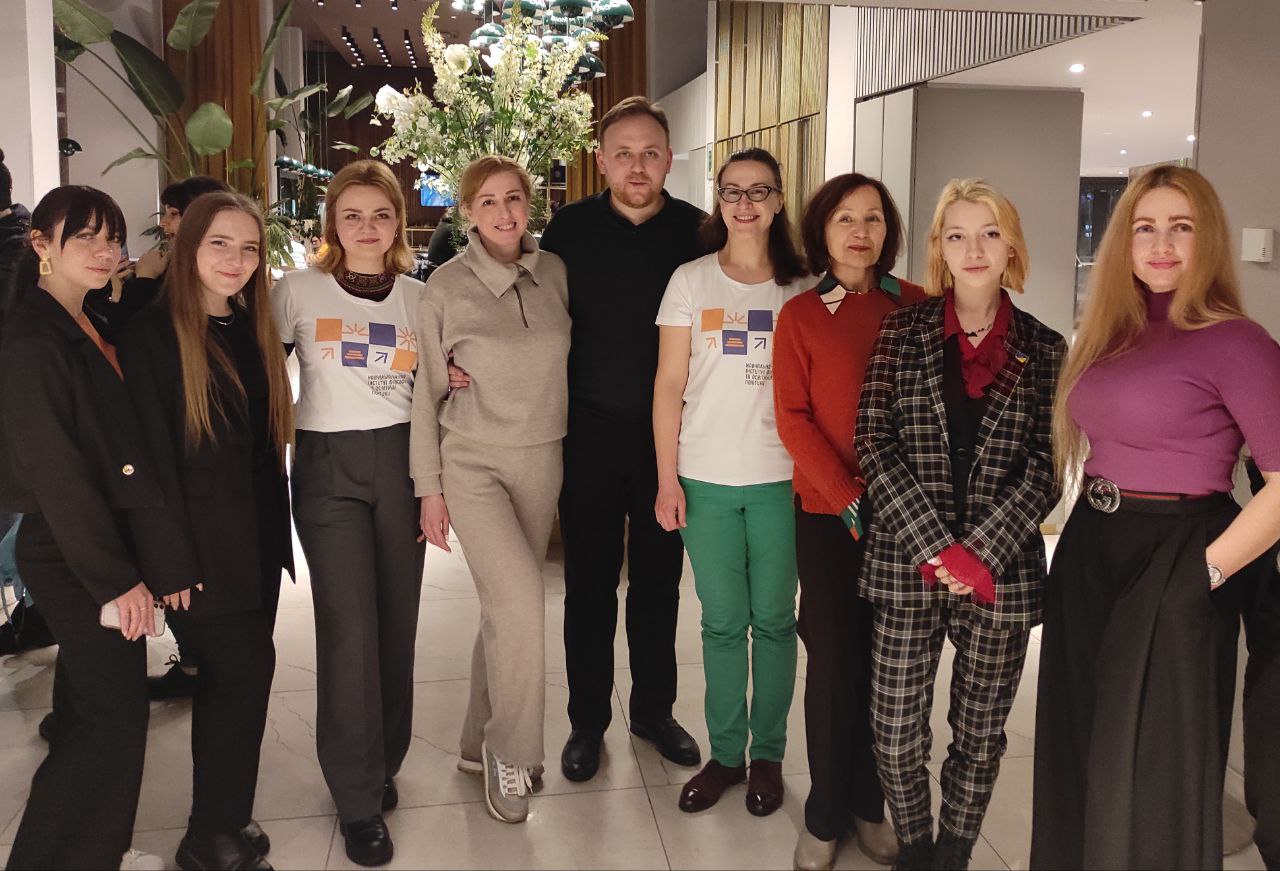 Spyorhanishchzator dyrektor vydavnytstva Helʹvetyka Oleh Holovko razom z uchasnykamy zakhodu