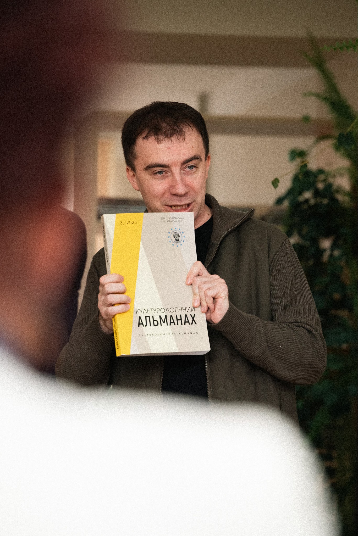 Serhii Rusakov prezentuye zhurnal Kulʹturolohichnyy alʹmanakh