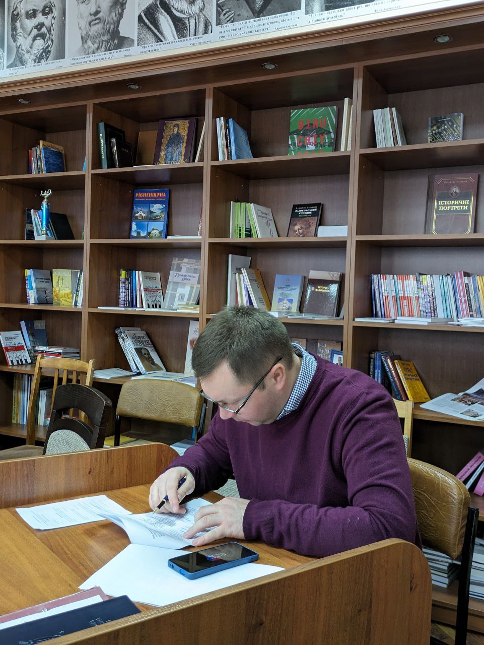 Dotsent Tselkovsʹkyy H.A. vyvchaye dokumenty