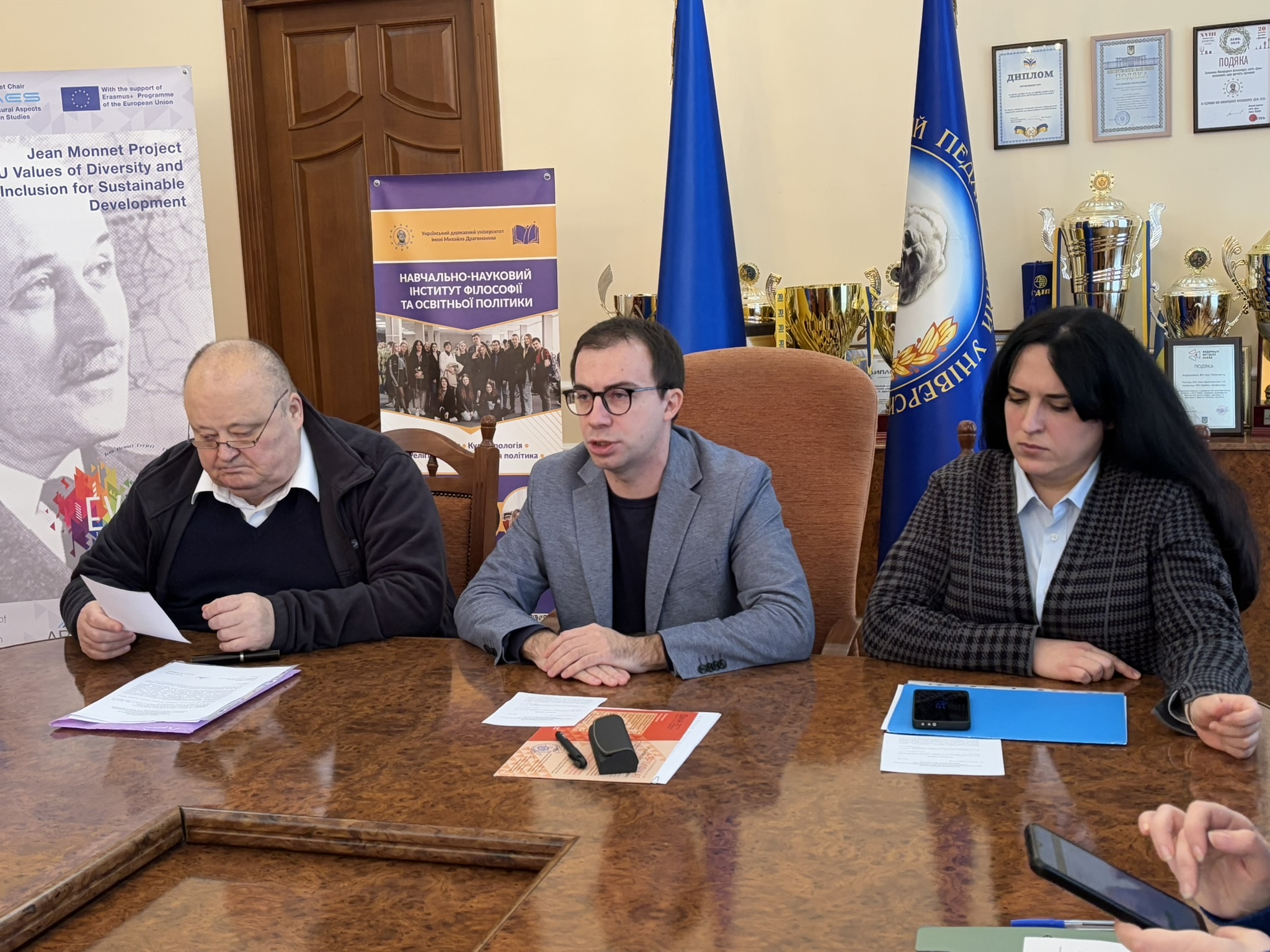 Holova vchenoyi rady Serhiy Rusakov zastupnyk Viktoriya Vasylenko profesor Viktor Bondarenko