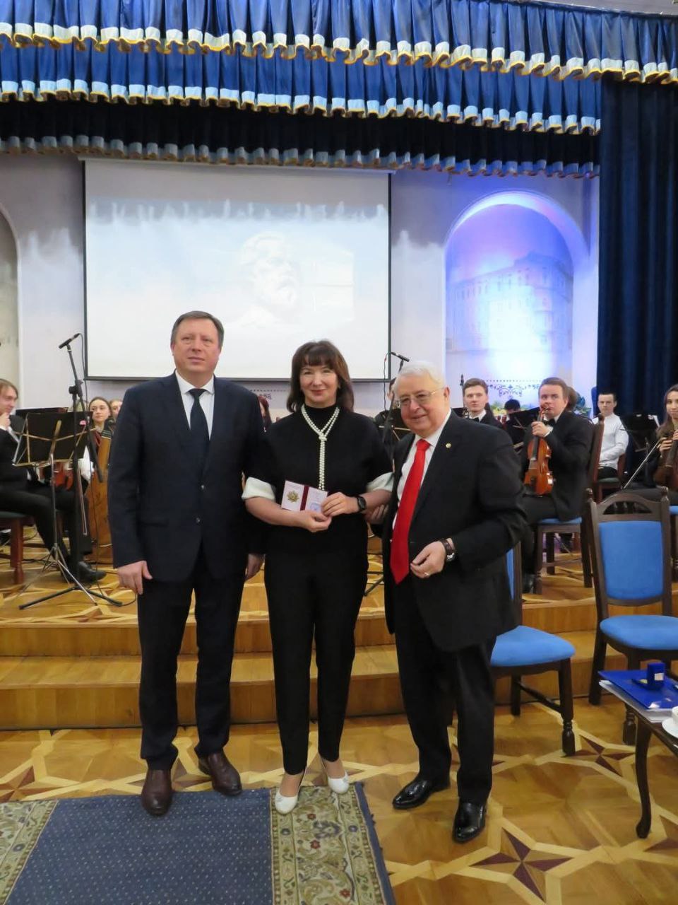 Nahrudnyy znak Ministerstva osvity i nauky Ukrayiny Za naukovi ta osvitni dosyahnennya Valentyna Bobrytsʹka