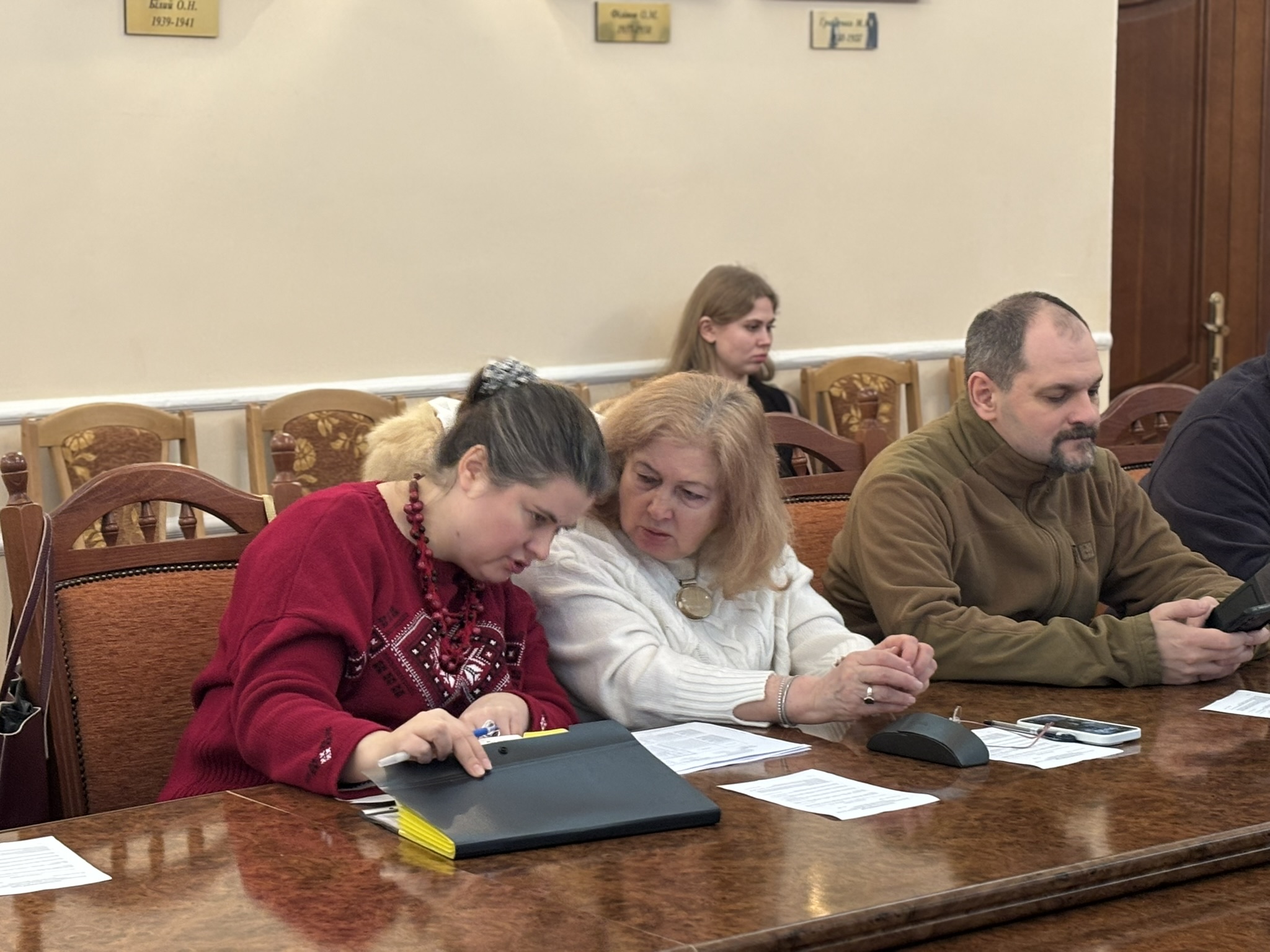 Tetyana Andrushchenko ta Tetyana Shulha na Vcheniy radi instytutu filosofiyi