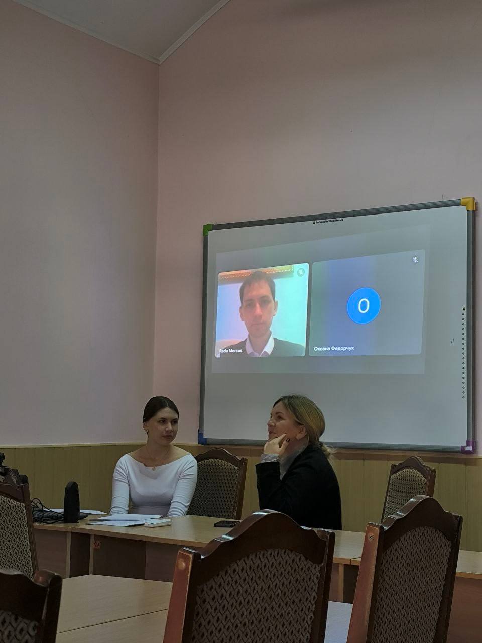 studentka spetsialʹnosti filosofiya na konferentsiyi